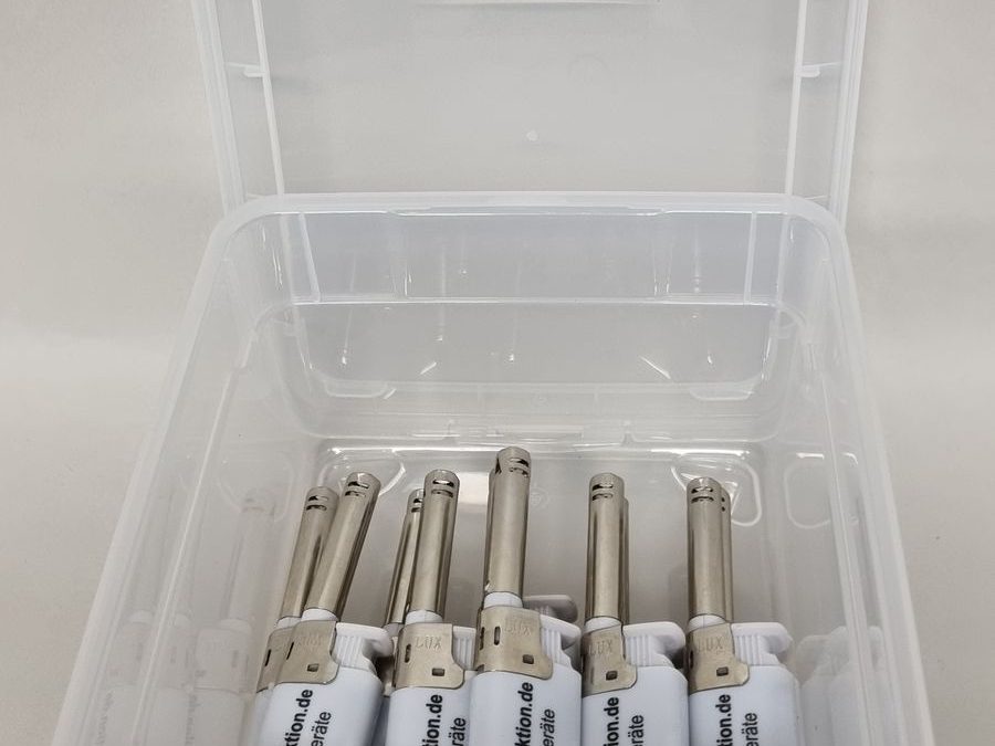 Feuerzeuge in Kunststoffkiste