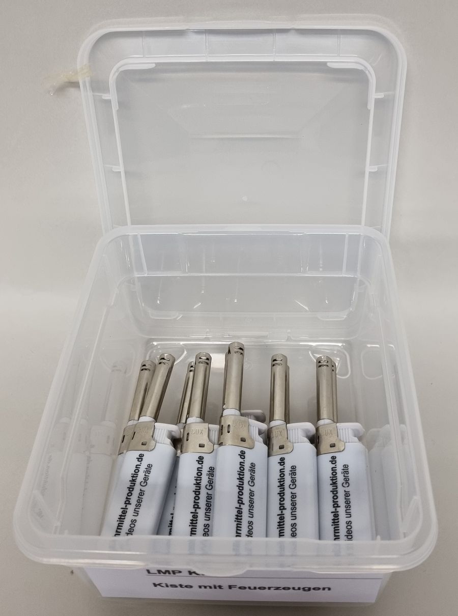 Kiste mit Feuerzeugen